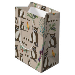Cute Raccoon in Pine Forest Pattern Medium Cadeauzakje