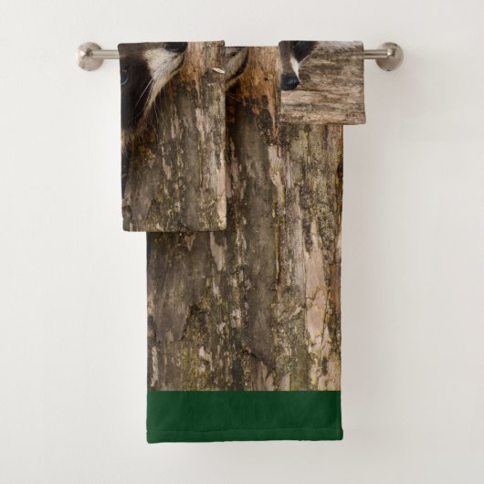 Cute Raccoon Resting on a Log Bad Handdoek (Insitu)