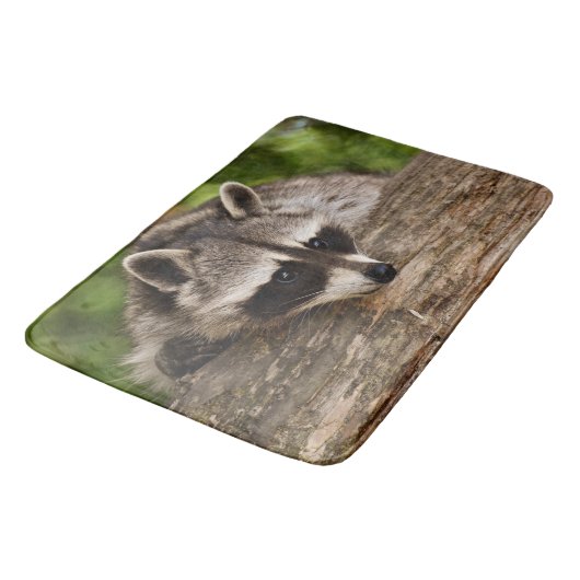 Cute Raccoon Resting on a Log Badmat (Gekanteld)