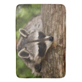 Cute Raccoon Resting on a Log Badmat (Voorkant Verticaal)