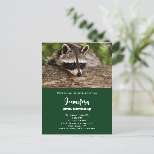 Cute Raccoon Resting on a Log Birthday Uitnodiging Briefkaart (Staand voorkant)
