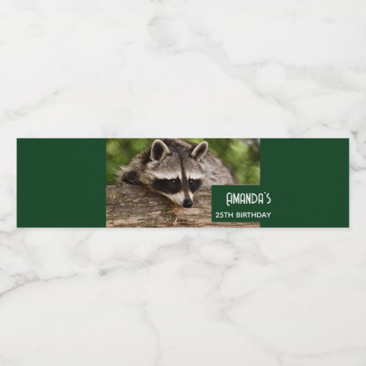 Cute Raccoon Resting on a Log Birthday Waterfles Etiket (Enkel label)