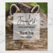 Cute Raccoon Resting on a Log Birthday Wijn Etiket (Enkel label)