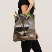Cute Raccoon Resting on a Log Tote Bag (Dichtbij)
