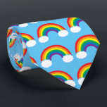 Cute Rainbow Clouds Sky Blue Bright Pattern Stropdas<br><div class="desc">Een mooie regenboog met lichtblauwe wolken met wit in het midden. Ik hou van de rode,  oranje,  gele,  groene,  blauwe en paarse kleuren op dit coole LGBT-stropdas.</div>