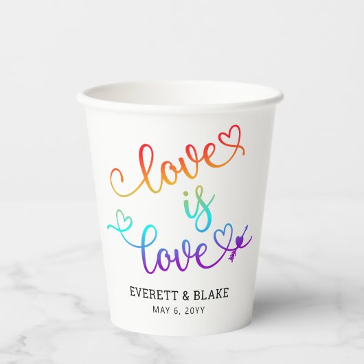 Cute Rainbow Heart Script Love is Love Weddenre Papieren Bekers (Voorkant)