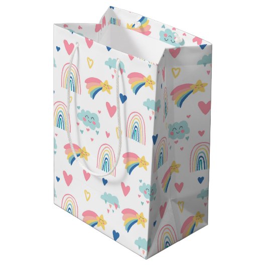 Cute Rainbow Hearts & Clouds Pattern Medium Cadeauzakje (Achterkant Gekanteld)