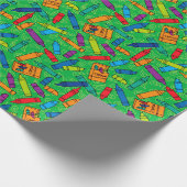Cute Red Blue Yellow Crayons op Green Pattern Cadeaupapier (Hoek)