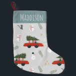 Cute Red Car en Snowman Winter Holiday Tree Kinder Kleine Kerstsok<br><div class="desc">Dit schattige en eigenaardige kinder kerstcadeauontwerp is voorzien van een unieke rode auto-illustratie met een kerstboom en een sneeuwpop,  een kat,  sterren en ruimte voor de naam van je zoon. Het perfecte seksneutrale koepel voor je eerste kerst,  of voor een auto of een winterliefhebbend kind!</div>