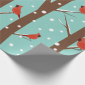 Cute Red Cardinals geperst op wintertreinen Cadeaupapier (Hoek)