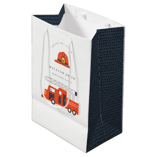 Cute Red Firetruck Engine Kinder elke zondag Medium Cadeauzakje (Voorkant Gekanteld)
