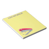 Cute red happy stapler cartoon notitieblok (Schuin)
