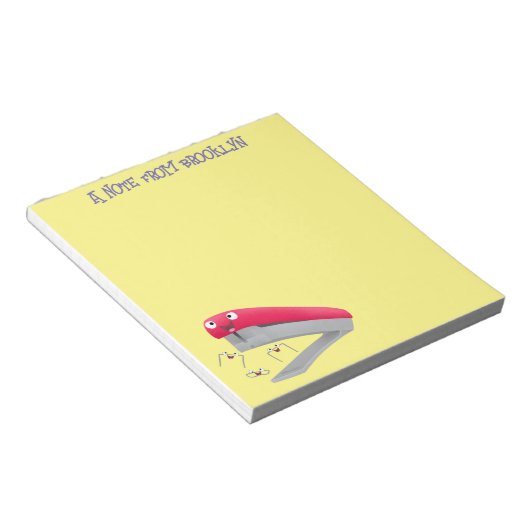Cute red happy stapler cartoon notitieblok (Schuin)