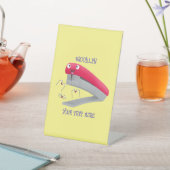Cute red happy stapler cartoon reclamebord met voetstuk (Insitu)