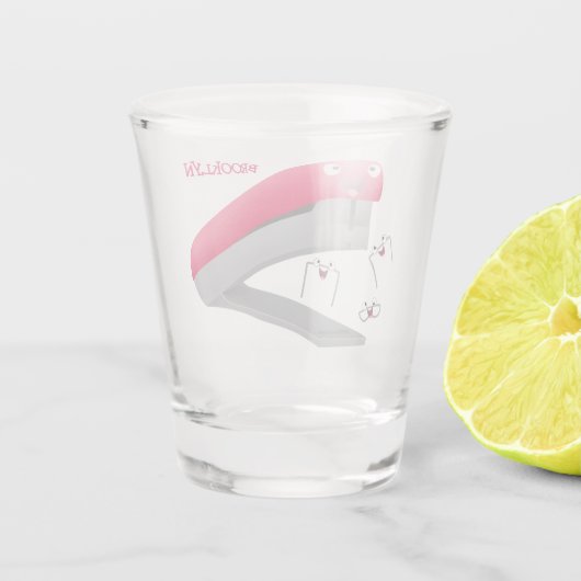 Cute red happy stapler cartoon shot glas (Achterkant)