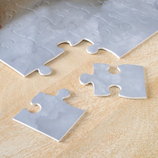 Cute red japanese akita in sneeuw met grijze muis legpuzzel (Zijkant)