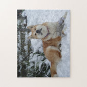 Cute red japanese akita in sneeuw met grijze muis legpuzzel (Verticaal)