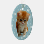 Cute red kitten, sneeuwvlokken op blauw ornament (Rechts)