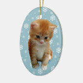 Cute red kitten, sneeuwvlokken op blauw ornament (Links)