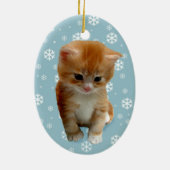 Cute red kitten, sneeuwvlokken op blauw ornament (Achterkant)