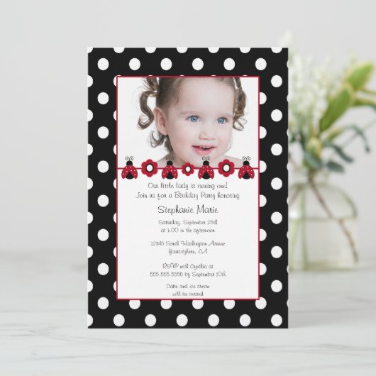Cute red ladybug fotoverjaarfeest uitnodiging (Staand voorkant)