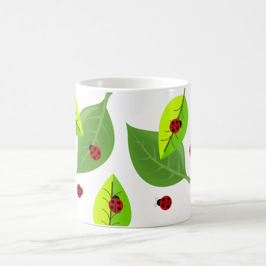 Cute Red Ladybugs die door de Mok van bladeren rol (Center)