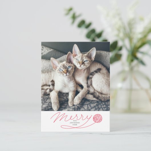 Cute Red Merry Script met Yarn Ball Cat Photo Feestdagenkaart (Staand voorkant)