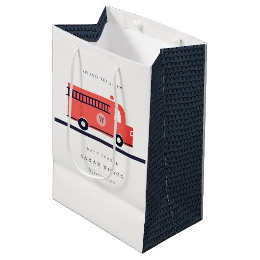 Cute Red Navy Fire Truck Engine Baby shower Medium Cadeauzakje (Voorkant Gekanteld)