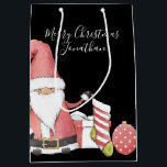 Cute Red Santa Gnome met kerstcadeaus Medium Cadeauzakje<br><div class="desc">Aangepast en gemakkelijk! Schattig ontwerp van Santa Gnoom met de douaneGroet en de Ontvankelijke naam op de voorzijde,  van en geeft naam op de rug terug!</div>