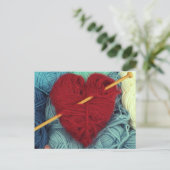 Cute red wool hart met breiend naaldbriefkaart briefkaart (Staand voorkant)