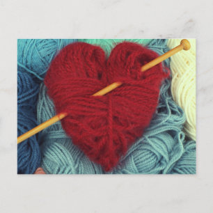 Cute red wool hart met breiend naaldbriefkaart briefkaart