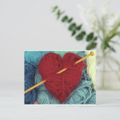 Cute red wool hart met breiend naaldbriefkaart briefkaart (Staand voorkant)