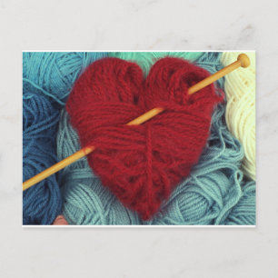 Cute red wool hart met breiend naaldbriefkaart briefkaart