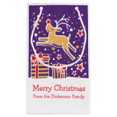 Cute rendier dat dartelt over kerstcadeautas klein cadeauzakje (Achterkant)