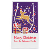 Cute rendier dat dartelt over kerstcadeautas klein cadeauzakje (Voorkant)