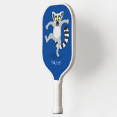 Cute ring tail lemur dansend cartoon illustratie pickleball paddle (Links)