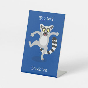 Cute ring tail lemur dansend cartoon illustratie reclamebord met voetstuk