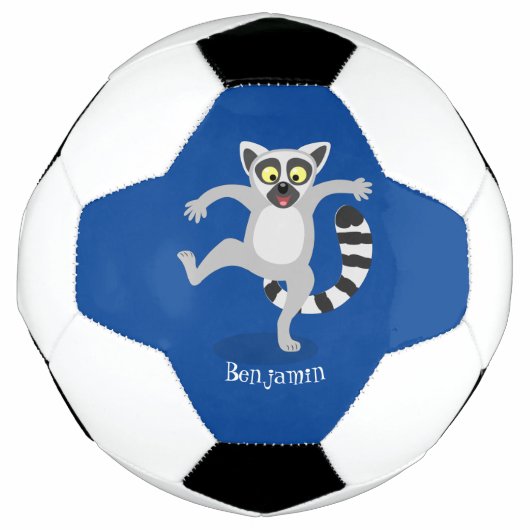 Cute ring tail lemur dansend cartoon illustratie voetbal (Voorkant)