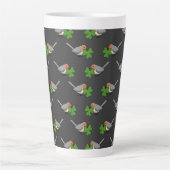 Cute Robin met Shamrock Clover-Cartoon Latte Mok (Voorkant)