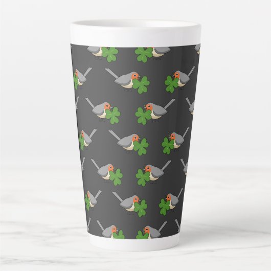 Cute Robin met Shamrock Clover-Cartoon Latte Mok (Voorkant)