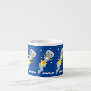Cute robot vliegend in de cartoon van de ruimte espresso kop