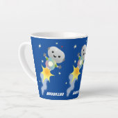 Cute robot vliegend in de cartoon van de ruimte latte mok (Linkerhoek)