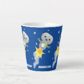Cute robot vliegend in de cartoon van de ruimte latte mok (Voorkant)
