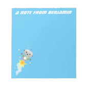 Cute robot vliegend in de cartoon van de ruimte notitieblok (Voorkant)