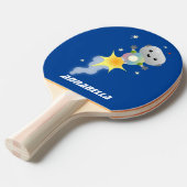 Cute robot vliegend in de cartoon van de ruimte tafeltennisbatje (Voorkant Gekanteld)