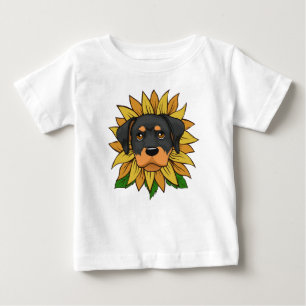 Cute Rottweiler honden gezicht op zonnebloem