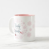 Cute roze Baby heeft een koude kerst buiten Tweekleurige Koffiemok (Voorkant links)