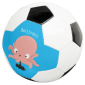 Cute roze baby octopus cartoon humor voetbal (Drie kwart)