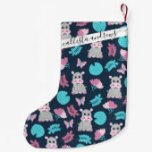 Cute roze Blauwgroen Hippo Floral Butterfly Lily P Kleine Kerstsok (Achterkant)