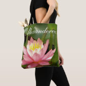 Cute roze bloem gepersonaliseerd met de naam Bride Tote Bag (Dichtbij)